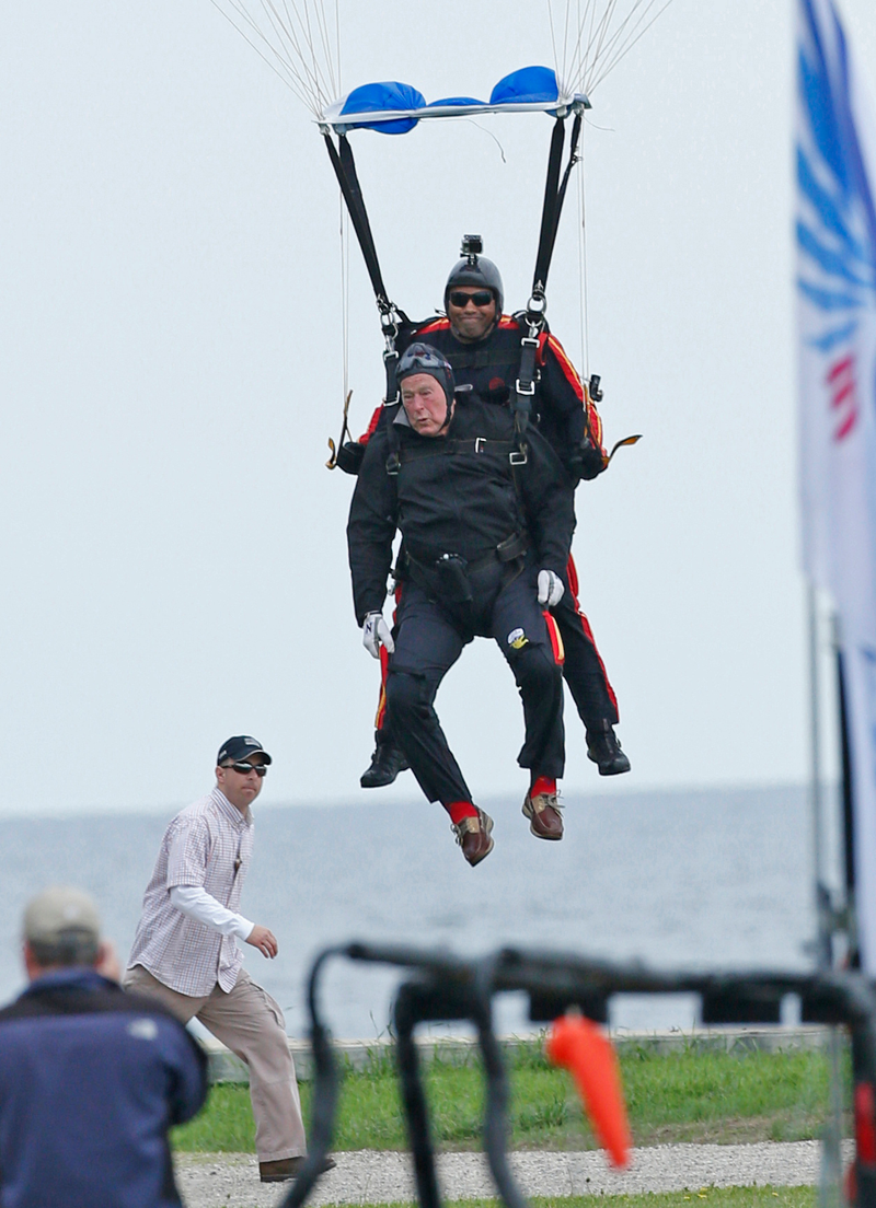 Illustration for article titled Watch George HW Bush Jump Out Of A Helicopter For His 90th Bday!